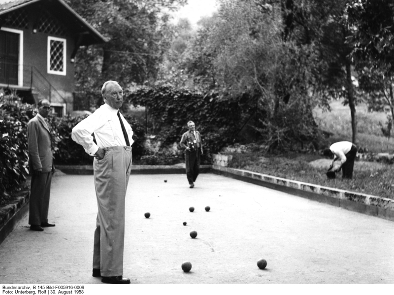 Quelle: BArch; Bild 145-F005916-0009 /Unterberg, Rolf
Konrad Adenauer mit der Familie beim Boccia-Spiel in der Villa La Collina am 30. August 1958 